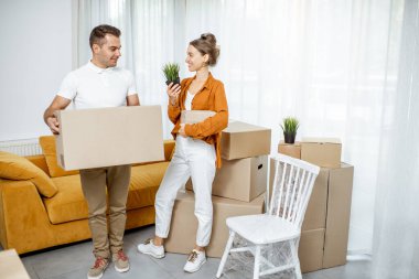 Genç çift yeni bir eve taşınma