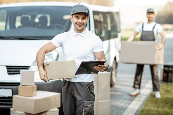 Corrieri che consegnano pacchi in auto — Foto Stock