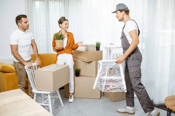 Pasangan muda pindah ke rumah baru — Stok Foto