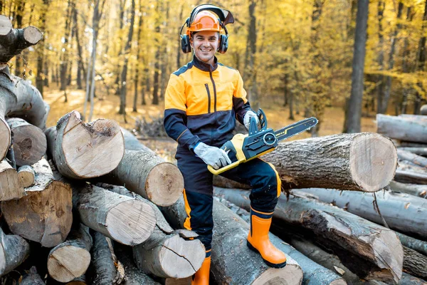 Bûcheron professionnel dans la forêt — Photo