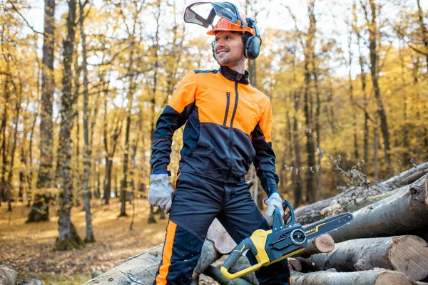 Professional lumberjack in the forest — Stock Photo, Image