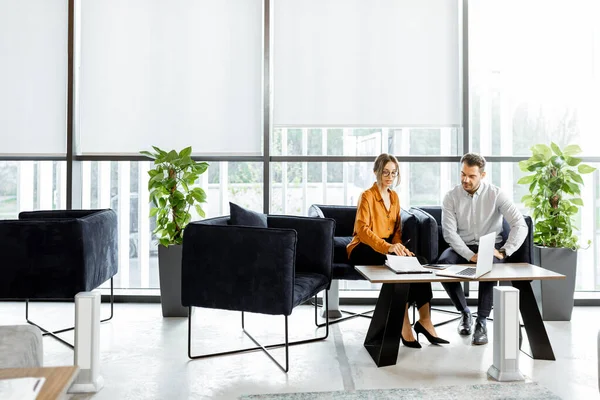 Junge Familie hat etwas Geschäft im Bankbüro — Stockfoto