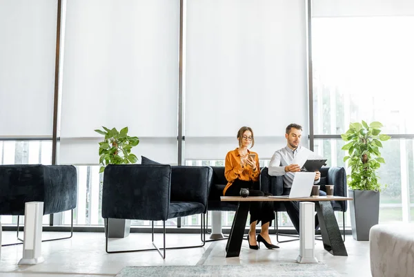 Jonge familie heeft een aantal zaken bij de bank kantoor — Stockfoto