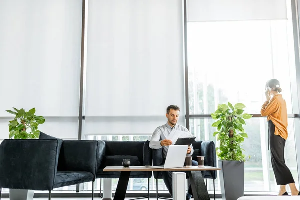 Junge Familie hat etwas Geschäft im Bankbüro — Stockfoto