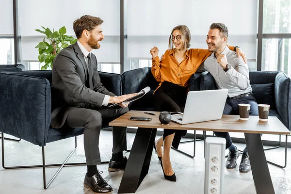 Jong stel met financieel adviseur op kantoor — Stockfoto