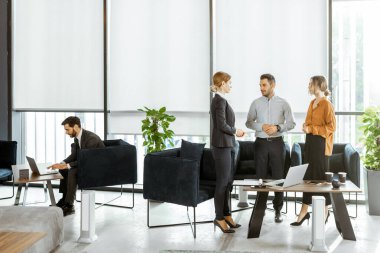 Ofiste iş danışmanları olan bir çift.