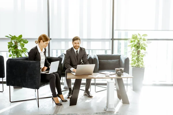 Employés de bureau en col blanc — Photo