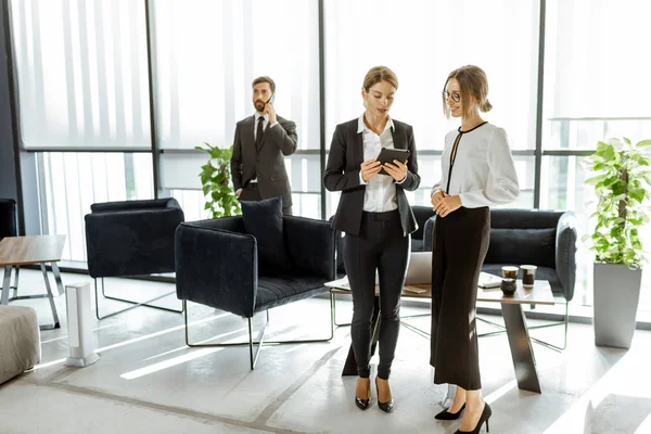 Collares blancos empleados en la oficina — Foto de Stock