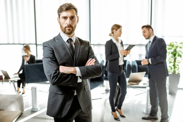 Retrato de una persona de negocios con equipo en el interior —  Fotos de Stock