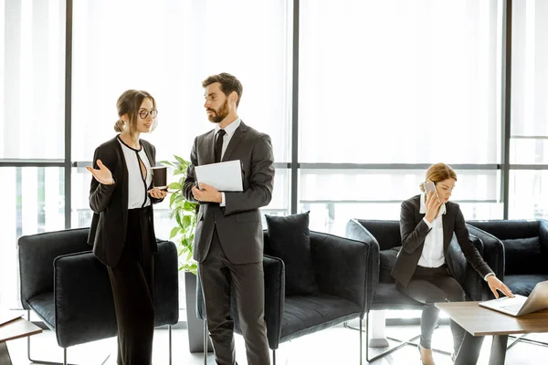 Collares blancos empleados en la oficina — Foto de Stock