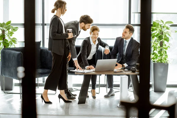 Werknemers van de witteboordenbank ontmoeten elkaar op kantoor — Stockfoto