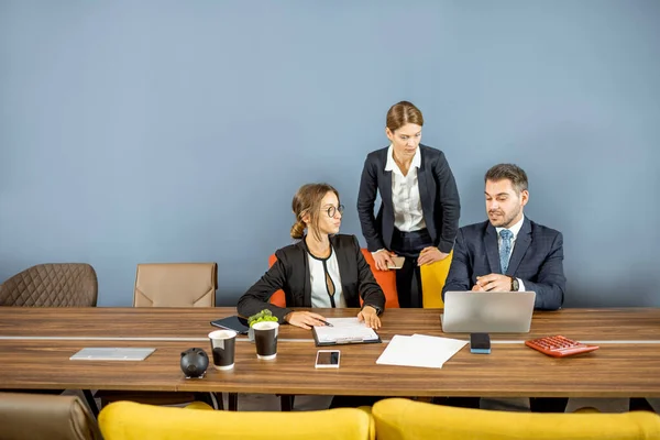 Empresários na sala de reuniões — Fotografia de Stock