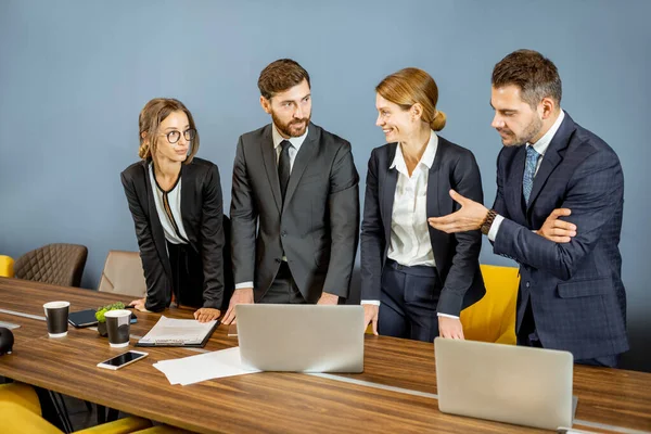 Gente de negocios en la sala de reuniones — Foto de Stock