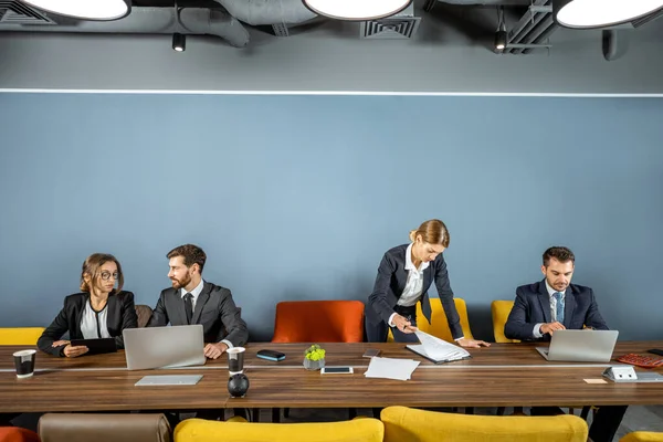 Zakenmensen in de vergaderzaal — Stockfoto