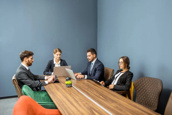Gente de negocios en la sala de reuniones — Foto de Stock