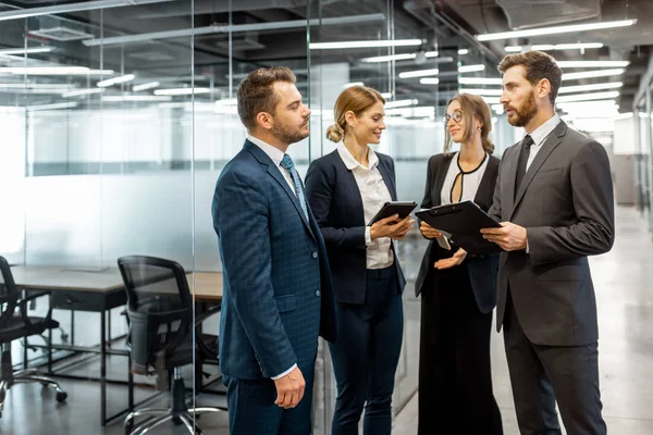 Group of business people in the hallway — Stock Photo, Image