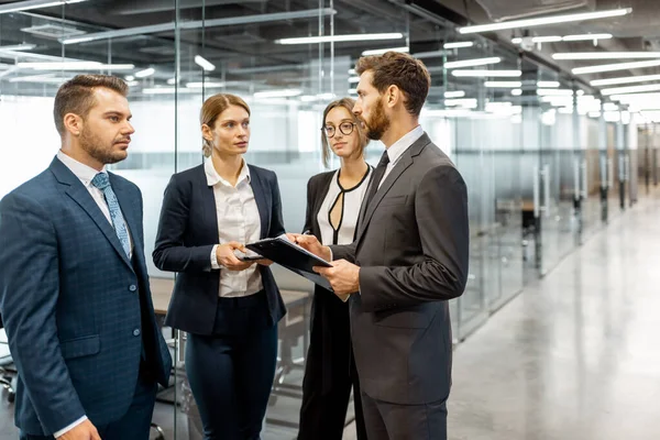 Grupp affärsmän i korridoren — Stockfoto