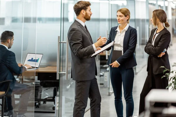 Business people in the hallway of the modern office building — Stock Photo, Image