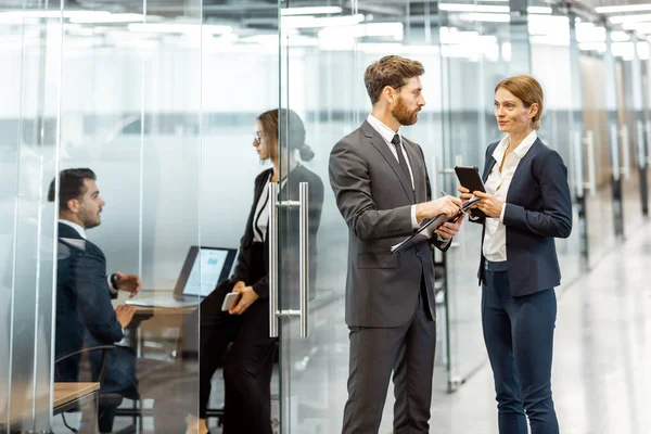 Business people in the hallway of the modern office building — Stock Photo, Image
