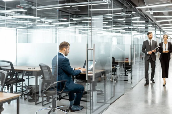 Affärsmän i korridoren i den moderna kontorsbyggnaden — Stockfoto