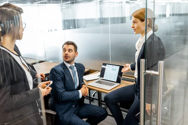 Business people during a discussion at the working place — Stock Photo, Image