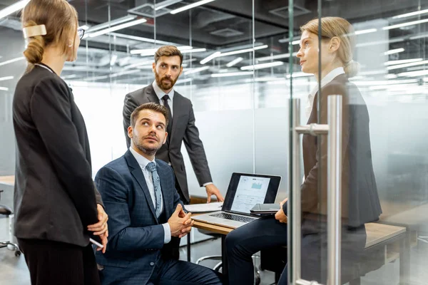 Business people during a discussion at the working place — Stock Photo, Image