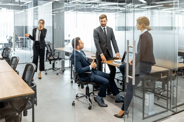 Zakenmensen tijdens een discussie op de werkplek — Stockfoto