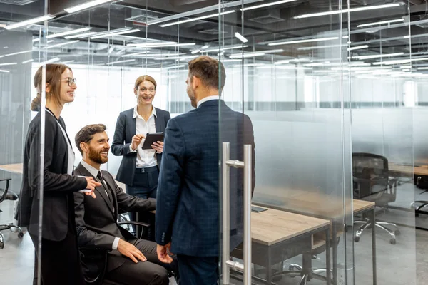 Empresários durante uma discussão no local de trabalho — Fotografia de Stock