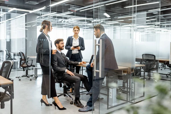 Zakenmensen tijdens een discussie op de werkplek — Stockfoto