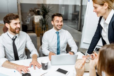 İş konferansı sırasında çalışanlar