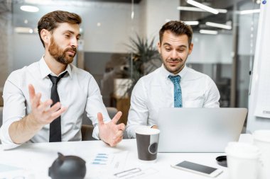 İş konferansı sırasında çalışanlar