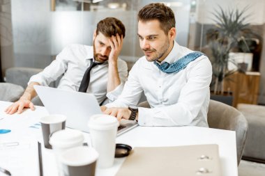 Ofiste çalışan yorgun çalışanlar.