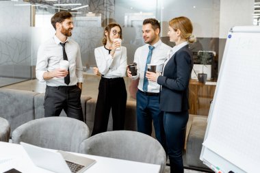 İş adamları toplantı odasında kahve molası verdiler.