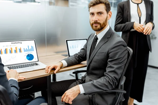 White-collar employee in the office of corporation — Stock Photo, Image