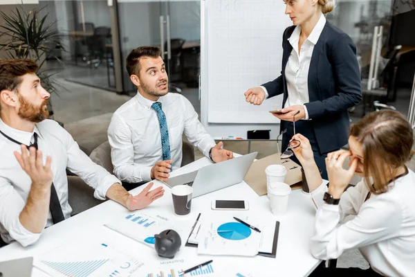 Jefe peleando con los empleados durante una conferencia — Foto de Stock