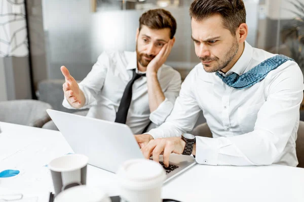 Salariés épuisés travaillant au bureau — Photo