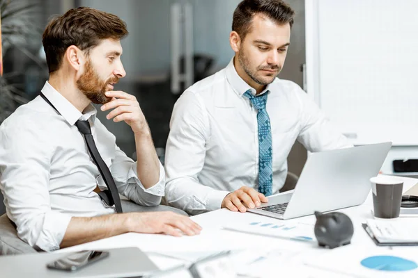 Uitgeputte werknemers die op kantoor werken — Stockfoto