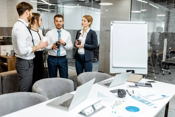 Affärsmän durnig en kaffepaus i mötesrummet — Stockfoto