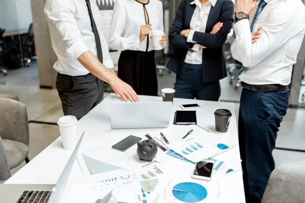 Affärsmän hårt arbetande under en konferens — Stockfoto