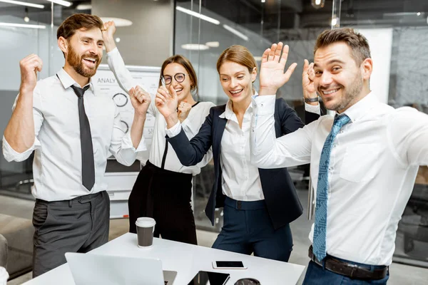 Employés de l'entreprise prospères dans l'ofiice — Photo