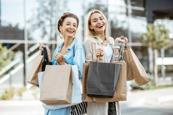 Γυναίκες με τσάντες ψώνια κοντά στο εμπορικό κέντρο σε εξωτερικούς χώρους — Φωτογραφία Αρχείου
