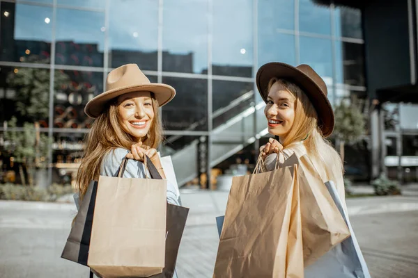 Γυναίκες με τσάντες ψώνια κοντά στο εμπορικό κέντρο σε εξωτερικούς χώρους — Φωτογραφία Αρχείου