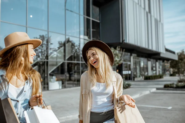 Mujeres con bolsas de compras cerca del centro comercial al aire libre — Foto de Stock