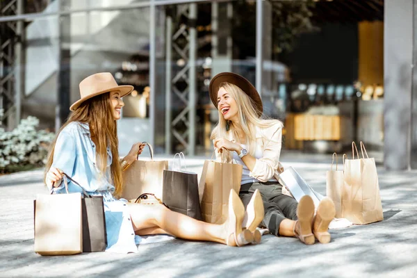 Mujeres con bolsas de compras cerca del centro comercial al aire libre — Foto de Stock