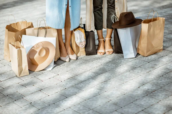 Γυναίκες με τσάντες για ψώνια, κοντινό πλάνο — Φωτογραφία Αρχείου