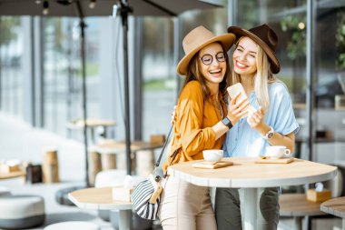 İki kadın en iyi arkadaşımla buluşacağım.