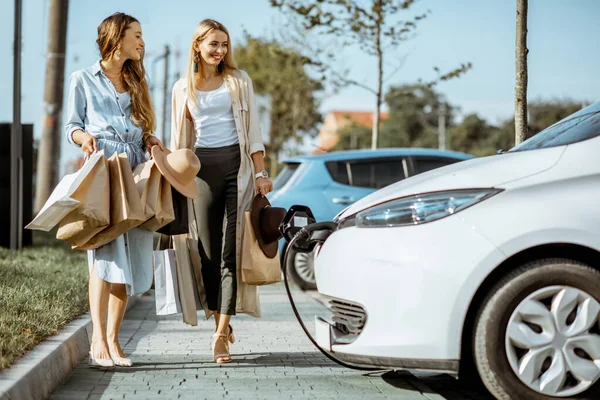 Donne che camminano con le borse della spesa sul parcheggio — Foto Stock