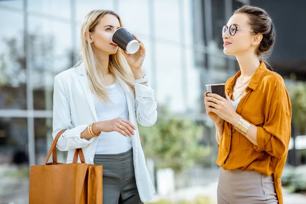 Geschäftsfrauen unterhalten sich in der Nähe des Bürogebäudes — Stockfoto