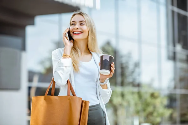Affärskvinna pratar telefon outdooors — Stockfoto