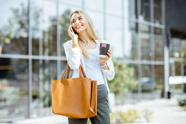 Mujer de negocios hablando por teléfono outdooors — Foto de Stock